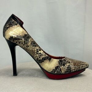 Guess cream black patent snake print platform high heel pumps Sz 9